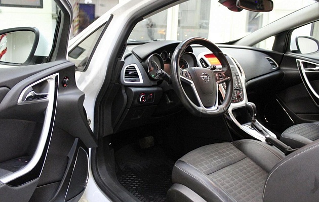 Opel Astra J Рестайлинг GTC, фото №8