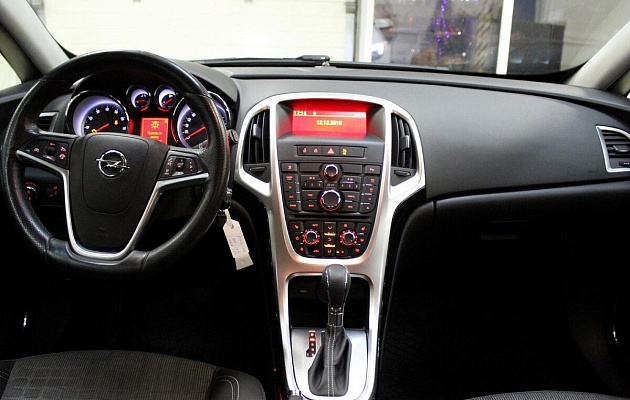 Opel Astra J Рестайлинг GTC, фото №7